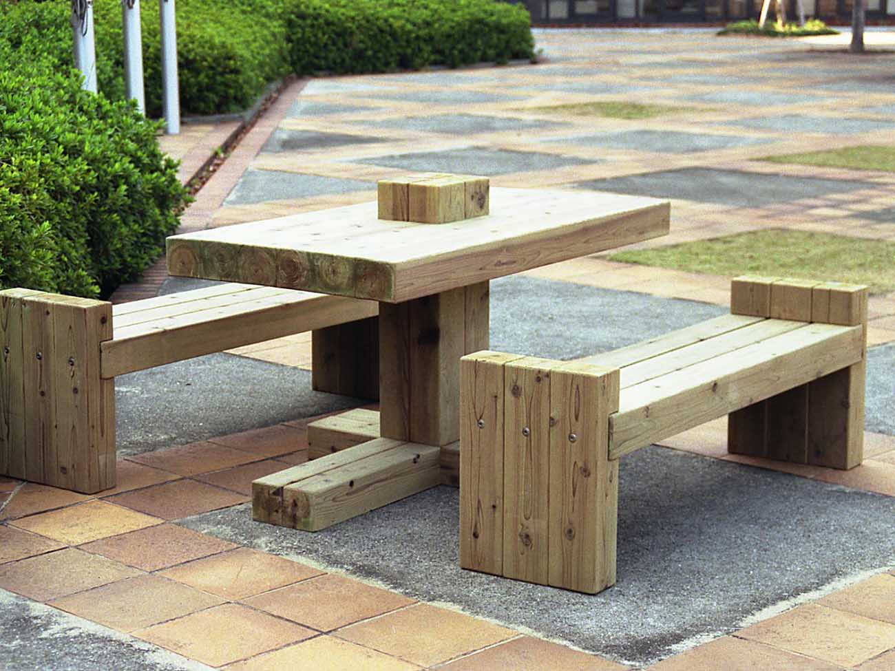 大学のベンチテーブル　中川木材産業
