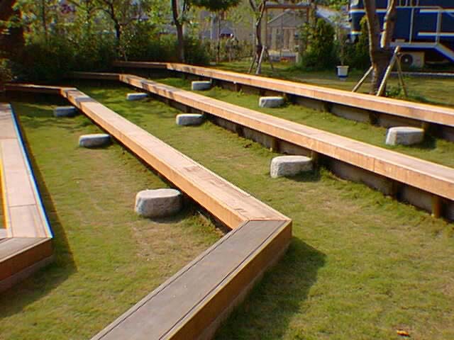 レッドシダー材のステージ　中川木材産業