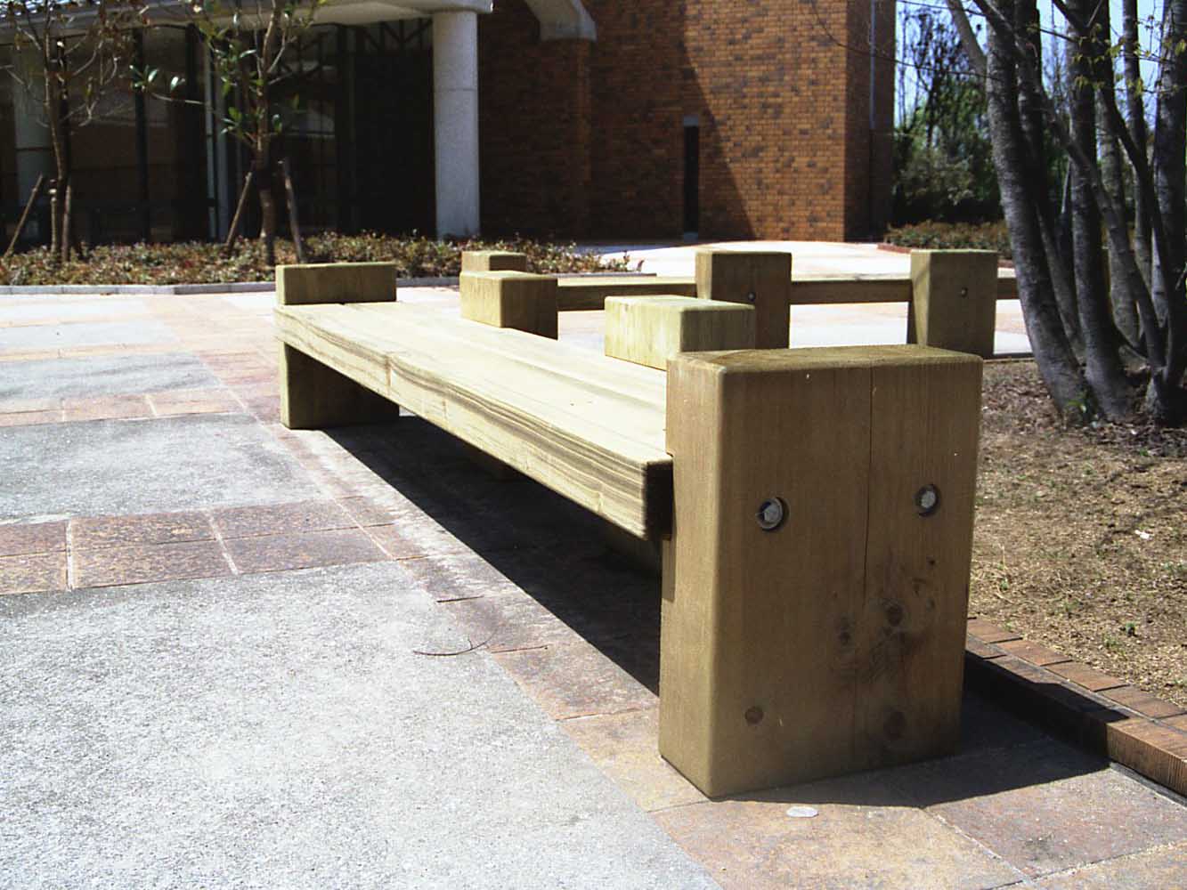 大学のベンチテーブル　中川木材産業