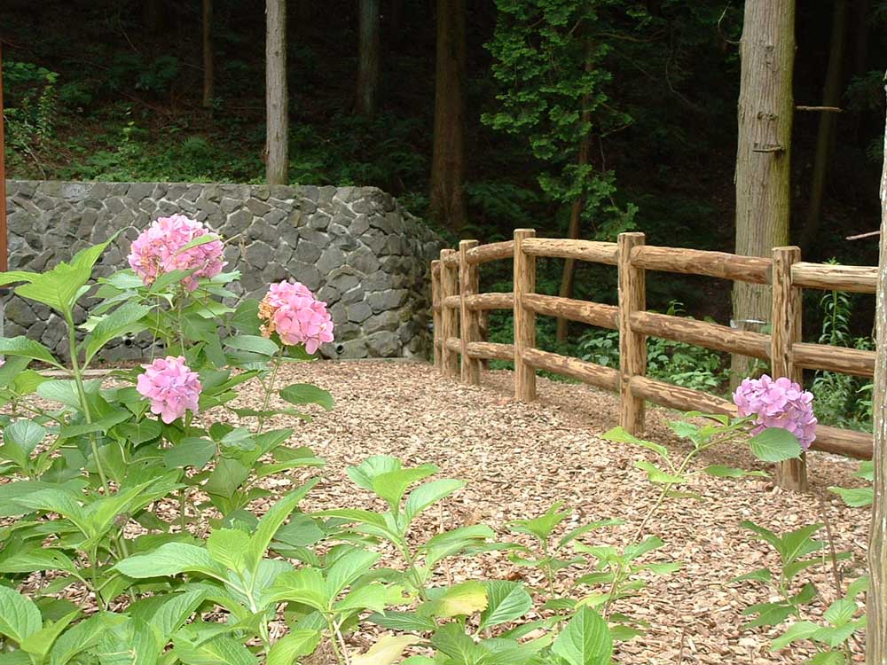 自然木フェンス屋外木造施設施工例